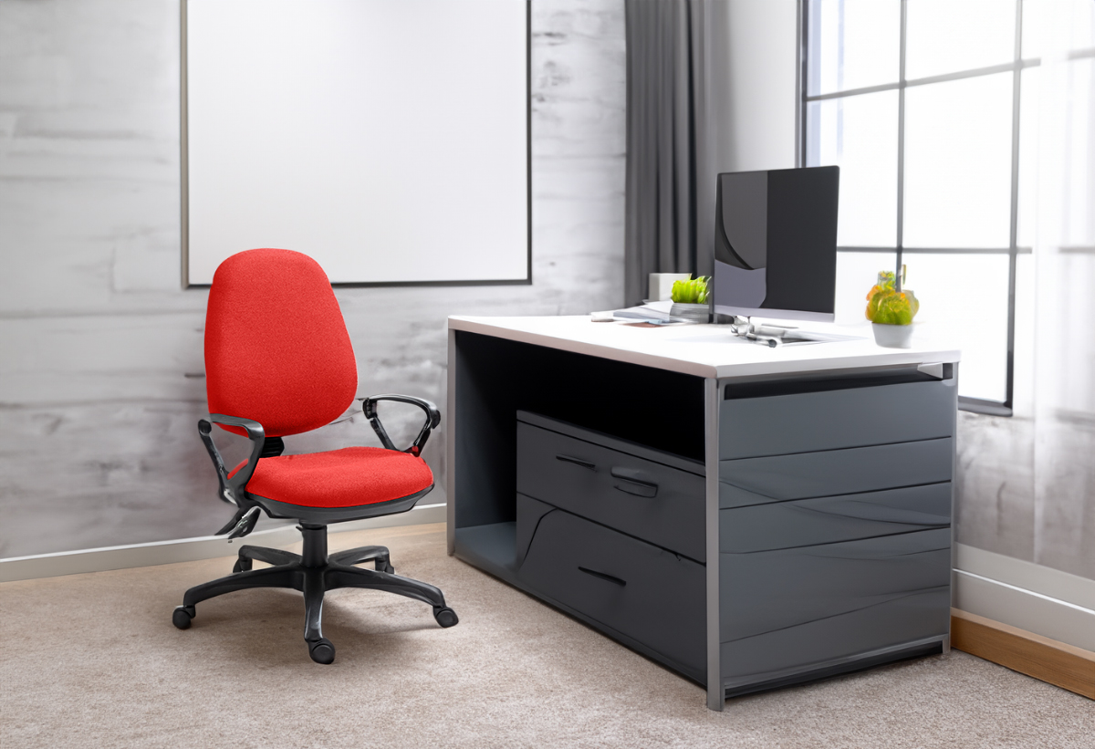 Η καρέκλα Apollon τοποθετημένη σε ένα γραφείο.
